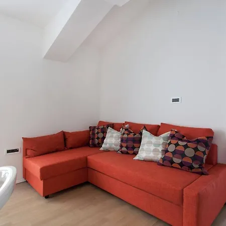 Riverbank In Centre! Appartement *